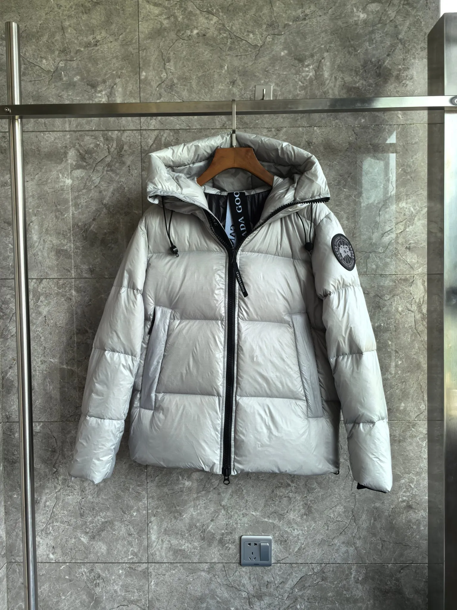 P760 2252M Crofton Puffer Unisex Jacket Down Jacket. Color: gray black label. Size: S M L XL XXL.